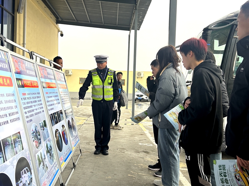 白水公安交警深入客运企业开展交通安全宣传。