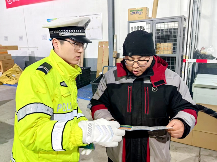 华州公安交警为快递员送“安全”.