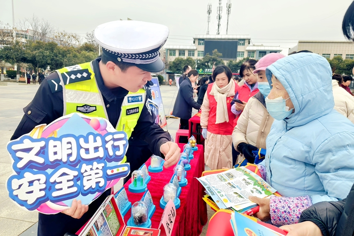 大荔公安交警借助妇联活动开展交通安全宣传。