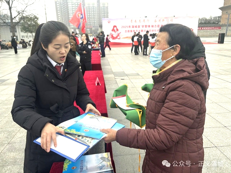 蒲城县人民检察院开展普法宣传活动。