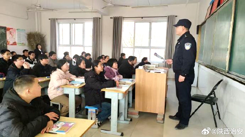 富平公安薛镇派出所深入校园开展反诈宣传活动。