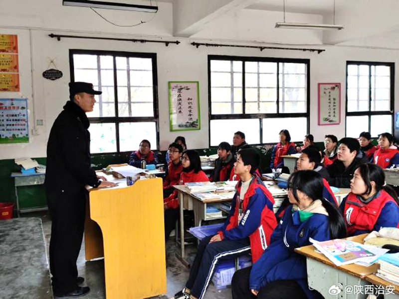 合阳公安黑池派出所深入辖区中小学开展法治进校园活动。