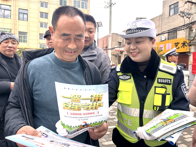 白水公安交警以“学雷锋日”主题活动为契机开展交通安全宣传活动。