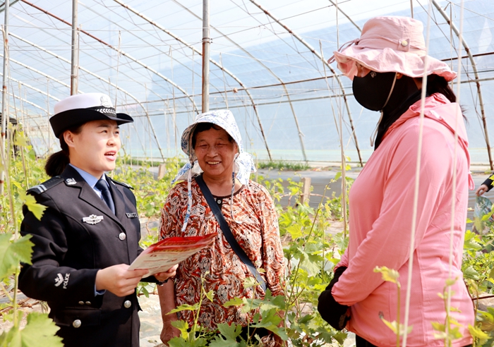 大荔交警深入田间地头开展春耕农忙交通安全宣传活动。