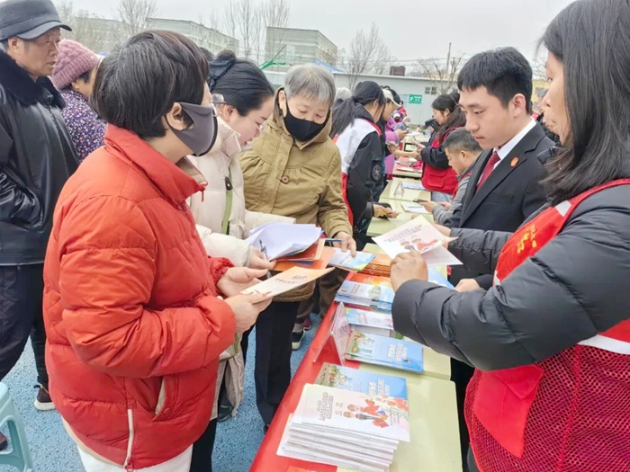 华阴法院组织干警走进华岳社区开展“送法进社区”普法宣传活动。