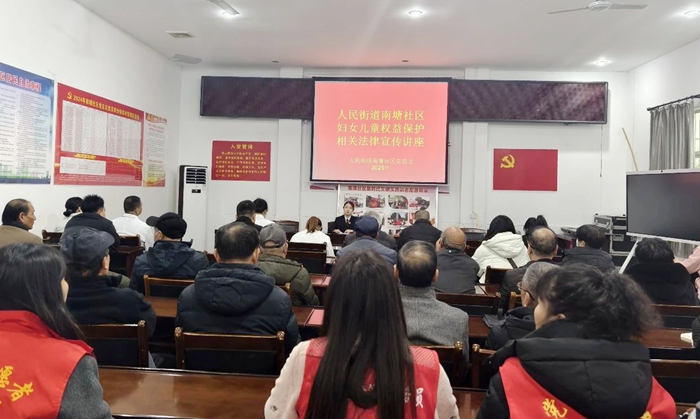 临渭区检察院干警前往共驻共建南塘社区开展治讲座。