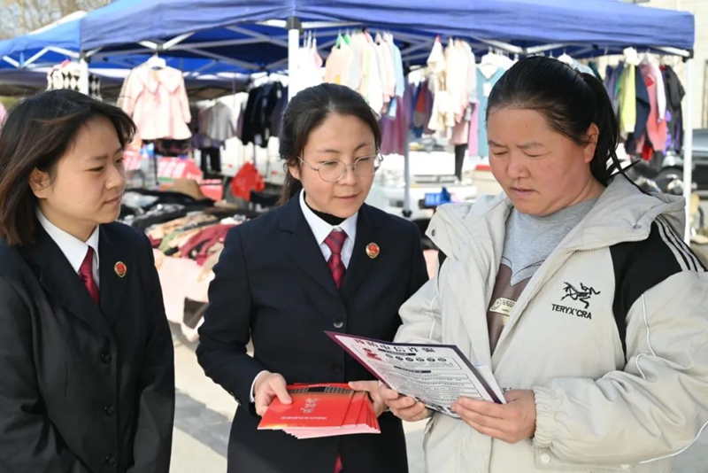 富平县检察院联合县法院、公安局、司法局等单位在留古镇留古村广场开展普法宣传活动。