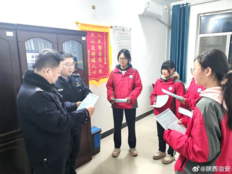 富平公安进校园开展防范电信诈骗及“两卡”安全宣传活动。