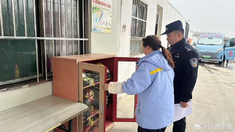 合阳县公安局金水派出所组织民警开展加油站消防安全专项检查。