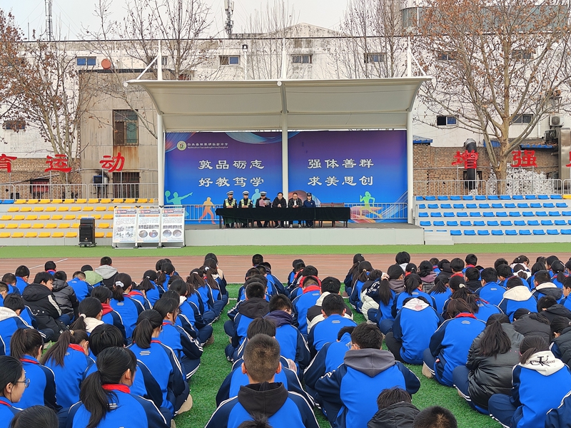 白水县公安局交通管理大队民警走进辖区田家炳实验中学开展交通安全宣传进校园活动。