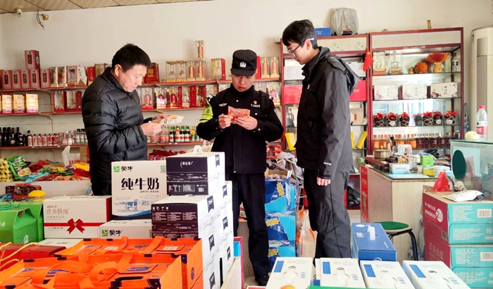 合阳县公安局金水派出所对辖区“九小场所”开展消防安全检查。