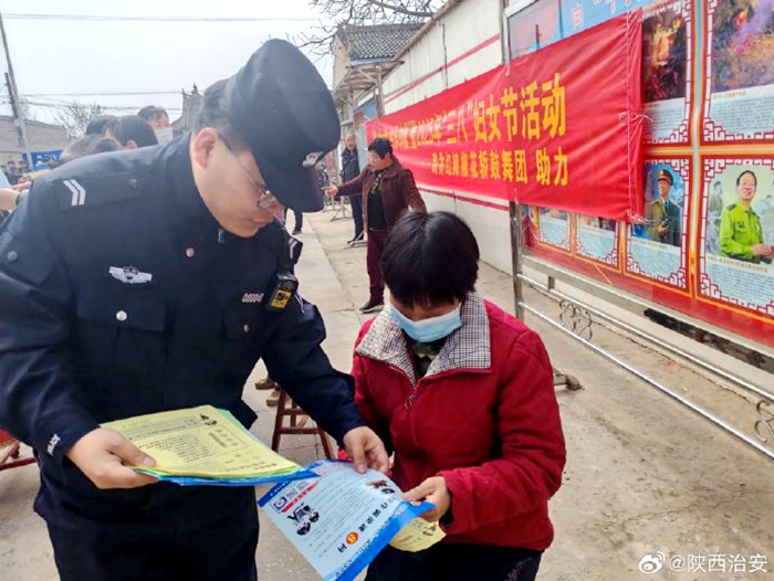 合阳路井派出所组织民警开展普法宣传活动.
