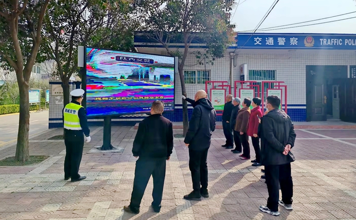 蒲城公安交警依托执法检查站开展交通安全宣传。