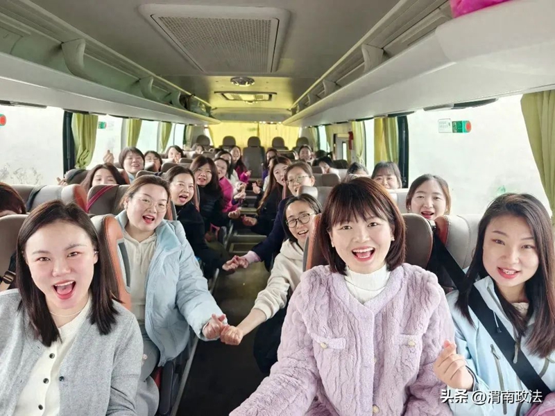 渭南市检察院妇联组织全院女干警奔赴铜川照金，开启一场以“检察她力量 巾帼绽芳华”为主题的红色实践之旅。