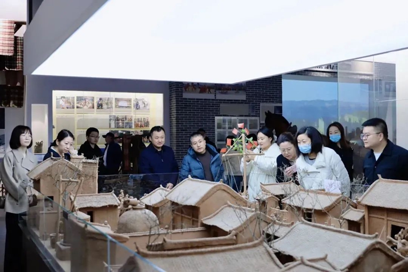 临渭区人民检察院组织干警走进渭南市非遗传习馆，共同感受非遗文化之美。
