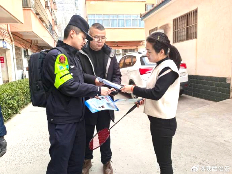 合阳公安金水派出所民警借助“背包警务”开展入户走访普法活动。