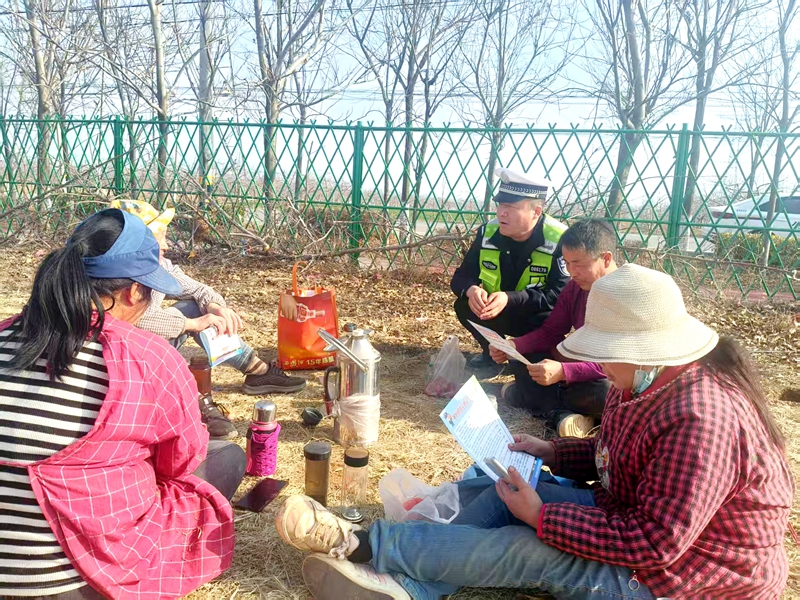白水县公安局交通管理大队将交通安全“播种”到田间地头，全面护航春耕农忙道路交通安全。