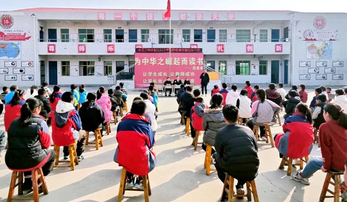 大荔法院许庄法庭干警联合许庄镇派出所民警走进汉村小学开展“普法反诈 守护童心”宣传活动。