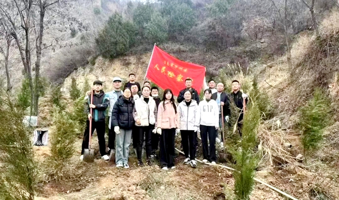 华州区人民检察院开展义务植树活动。
