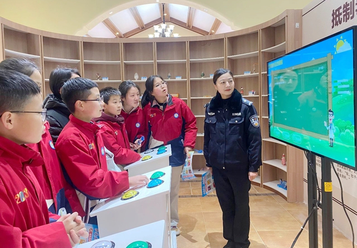 白水县禁毒办组织县职业中专学校到白水县禁毒教育基地进行参观学习。