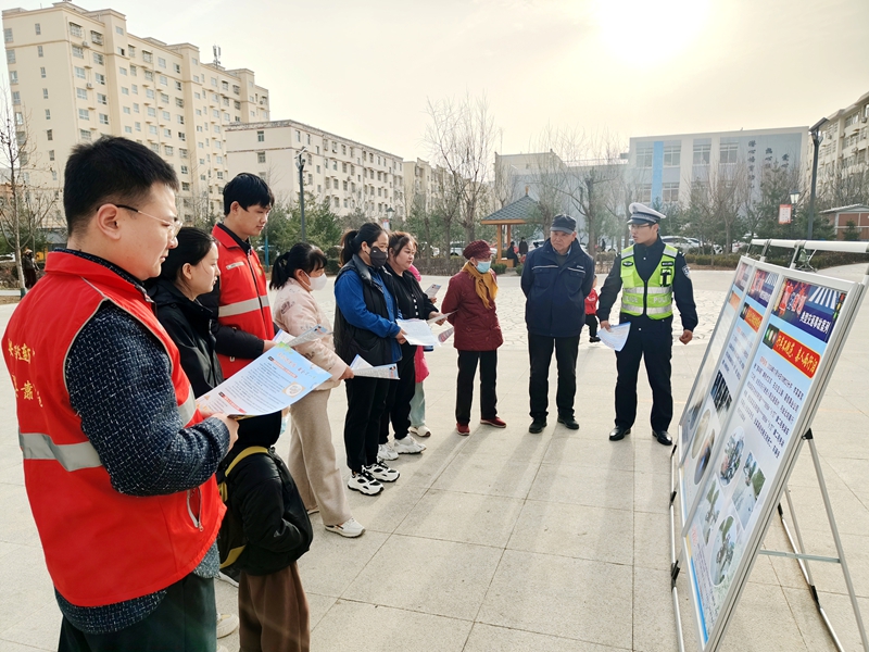 白水县公安局交通管理大队组织民警走进辖区工农社区开展交通安全宣传活动。