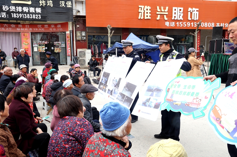大荔县公安局交通管理大队民警依托县文旅局戏曲进乡村文化惠民演出活动。