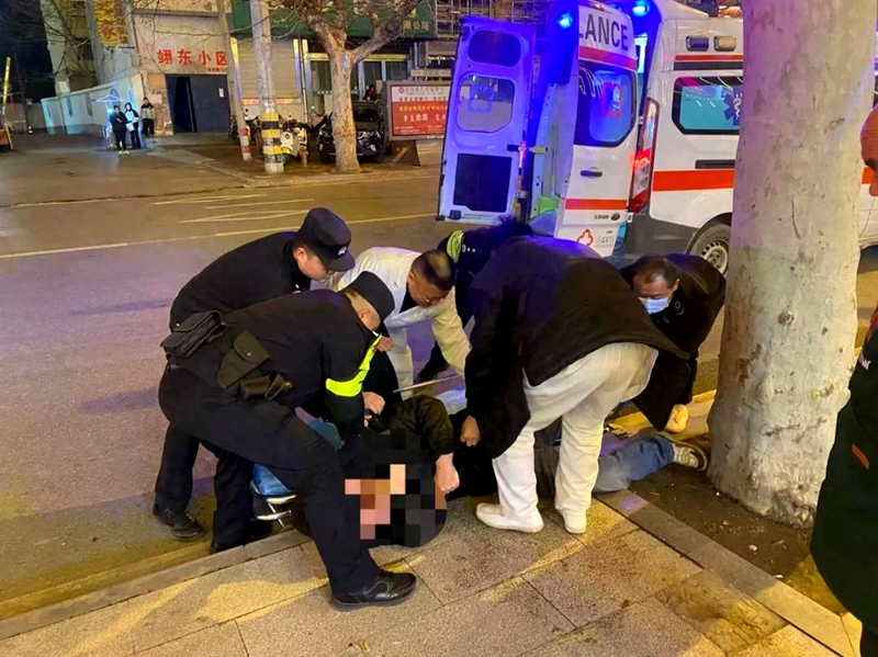 合阳公安九龙派出所救助醉酒者。