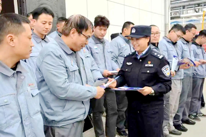 渭南市公安局华州分局瓜坡派出所民警深入辖区企业开展反电诈宣传活动。