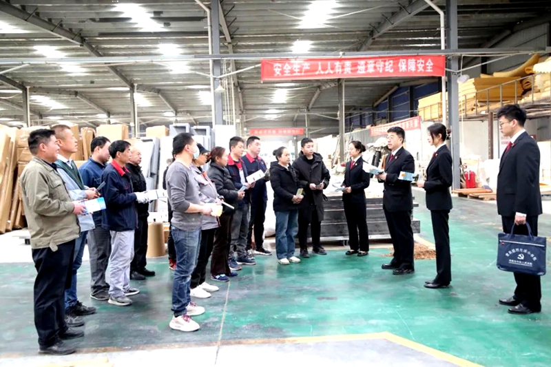 渭南中院民二庭庭长杨军组织法官干警走进辖区企业陕西典雅木业有限公司，为企业送上精准实用的民法典法律知识