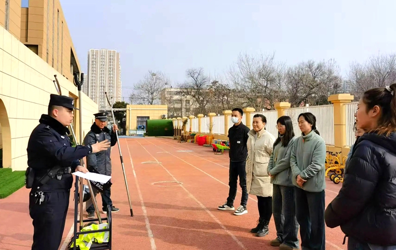 临渭公安向阳街派出所走进东关幼儿园开展防恐防暴应急演练。