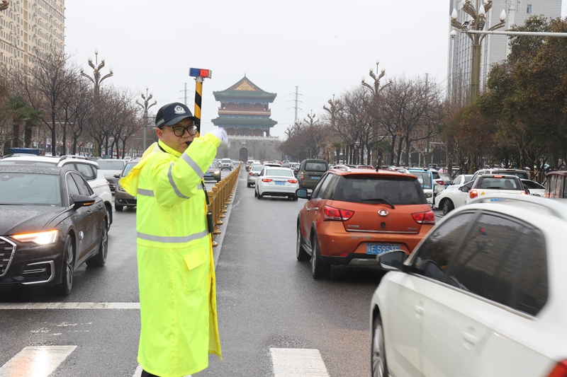 大荔公安交警雨中坚守“护学岗”，全力保障校园周边道路交通安全畅通。