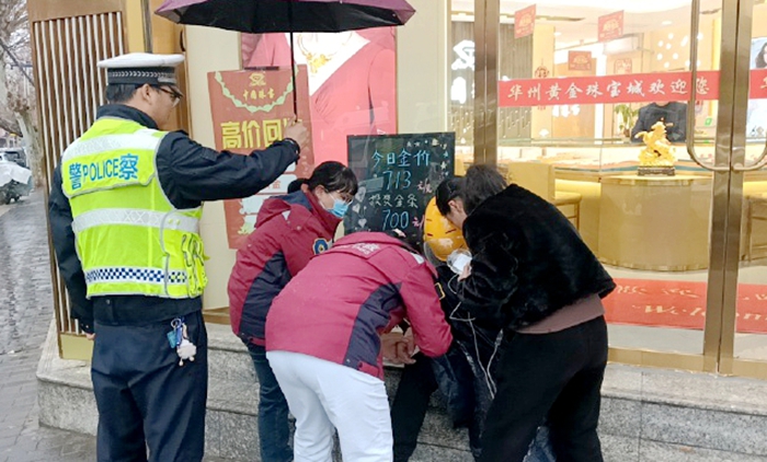 华州公安交警及时救助一名低血糖的外卖小哥。