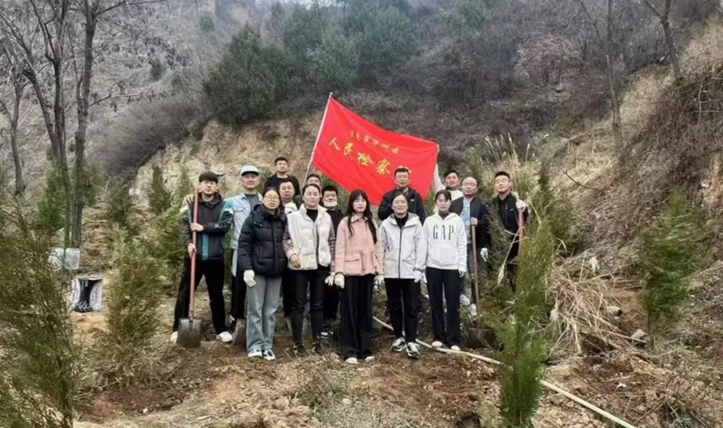 华州区人民检察院开展义务植树活动。
