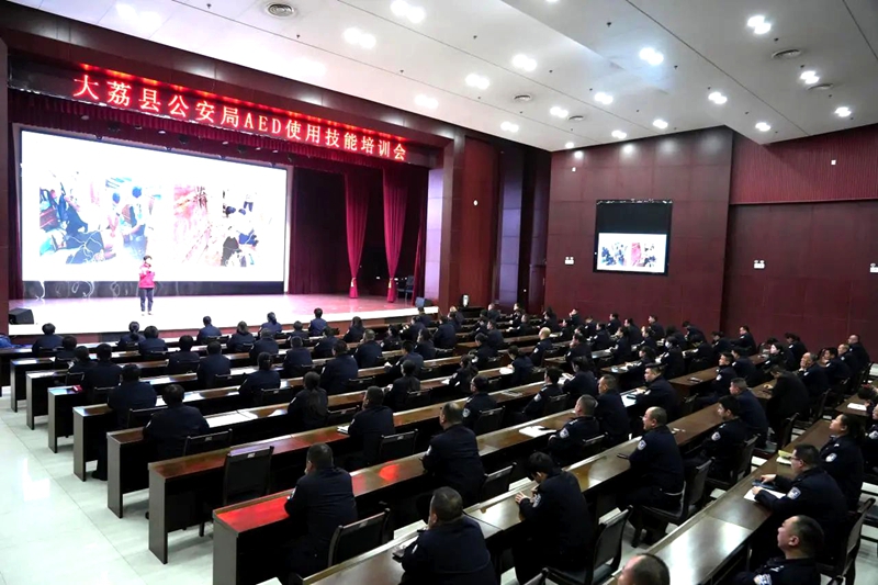 大荔公安组织开展AED急救知识技能培训。