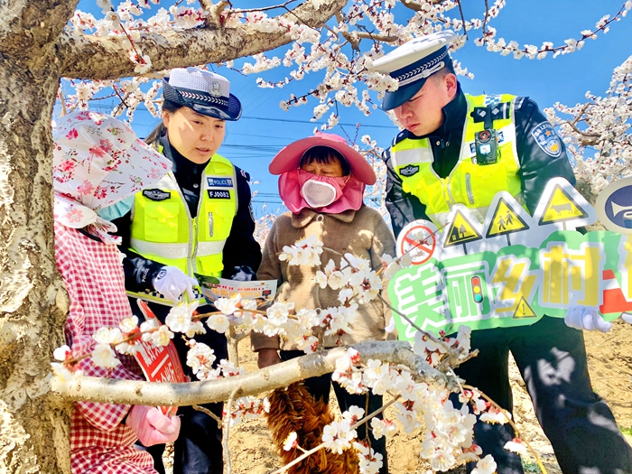 大荔交警深入田间地头开展“美丽乡村行”交通安全巡回宣讲暨春耕春播主题宣传活动。