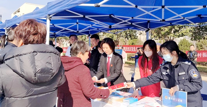 富平县司法局开展“三下乡”普法宣传活动。