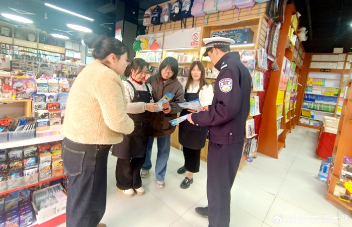 潼关县交警大队城区中队民警深入辖区书店开展交通安全宣传活动。