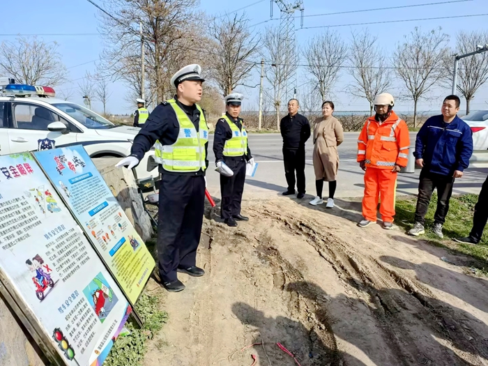 蒲城交警深入辖区村庄开展交通安全宣传活动。