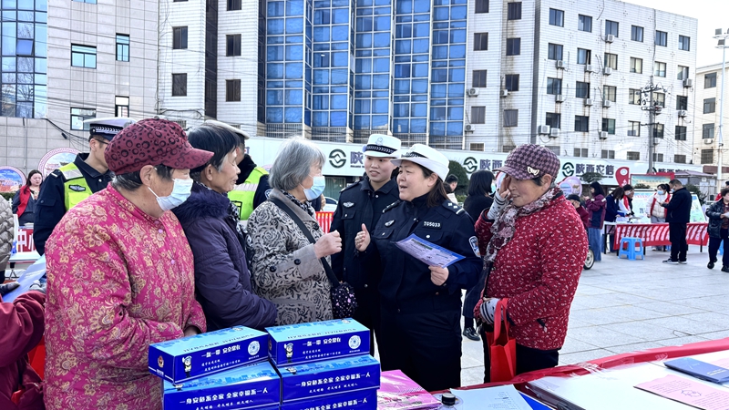 潼关交警在祥和广场开展交通安全宣传活动。