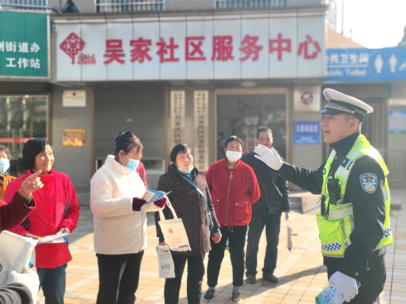 华州公安交警城区中队负责人王磊带领民警深入吴家社区开展交通安全宣传活动。