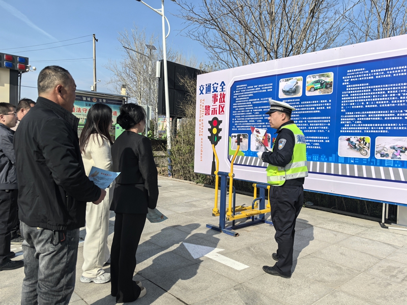 蒲城县公安局交通管理大队民警在108国道兴镇执法检查站，依托自身优势开展交通安全宣传活动。