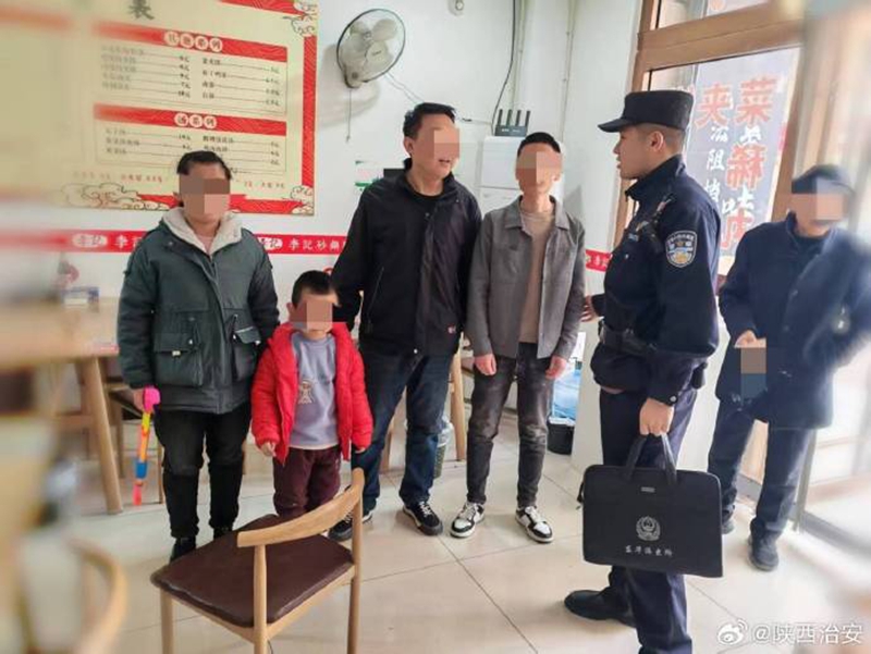 萌娃街头走失，富平民警暖心帮助寻家人。