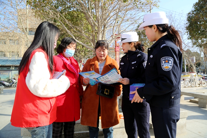 潼关交警在祥和广场开展交通安全宣传活动。