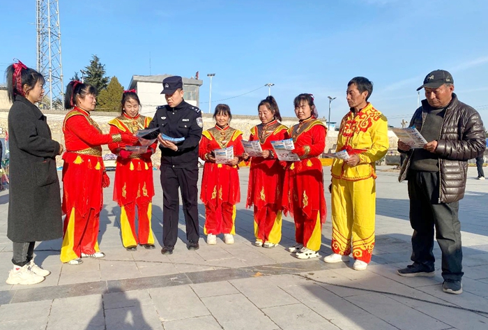 白水县公安局禁毒大队利用庙会开展禁毒宣传活动。