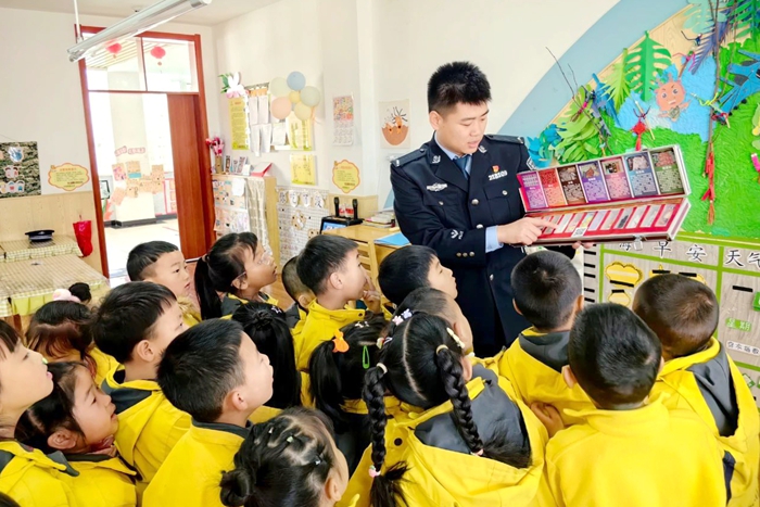 合阳县公安局治安大队走进幼儿园开展反恐防暴演练和安防宣讲活动。