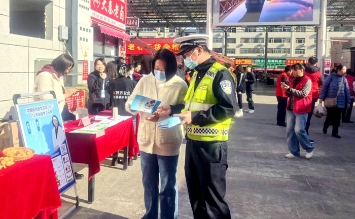 韩城公安交警走进农贸市场开展交通安全宣传。