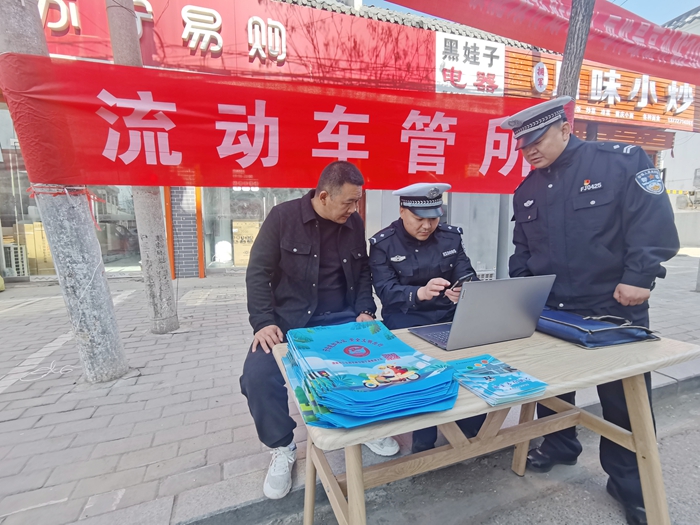 华州分局交管大队车管所开展“流动车管所”下乡活动。