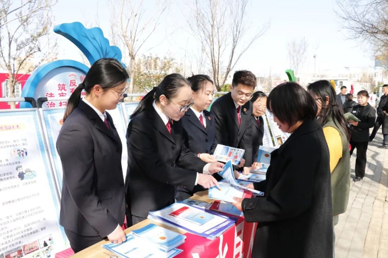 白水县人民检察院积极开展平安建设集中宣传月活动。