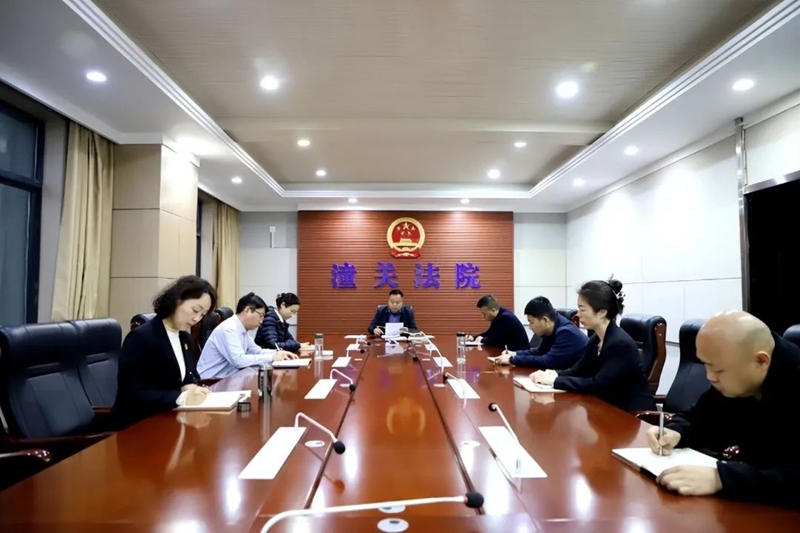 潼关法院召开党组会议传达学习贯彻全国两会精神。