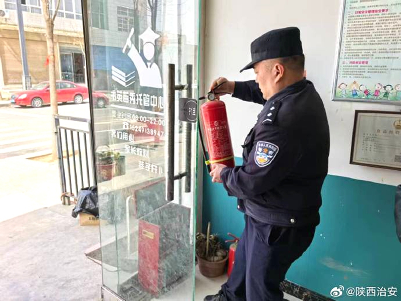 富平宫里派出所民辅警联合镇政府对辖区托管机构进行安全检查。